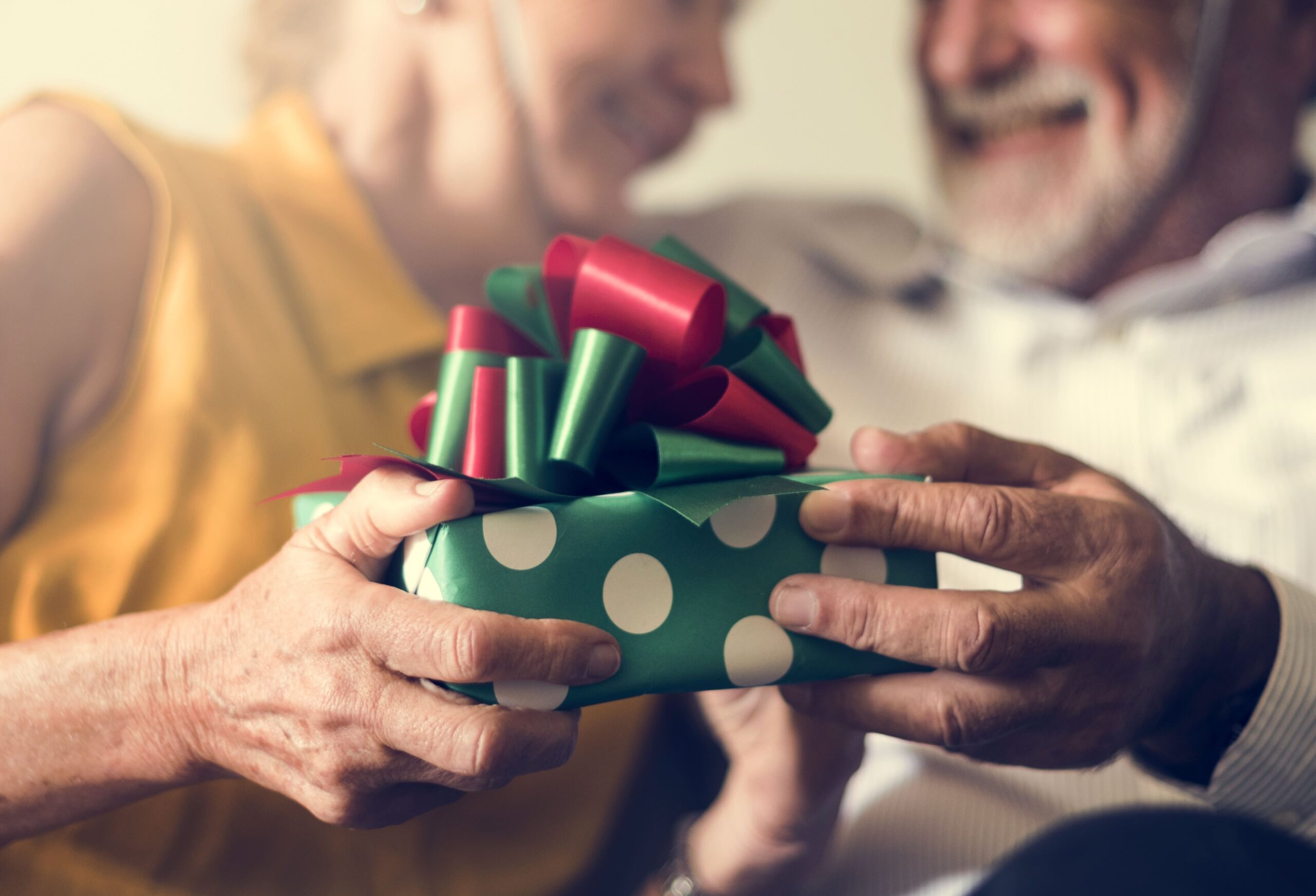 Regalos para personas mayores: ideas prácticas y con sentido