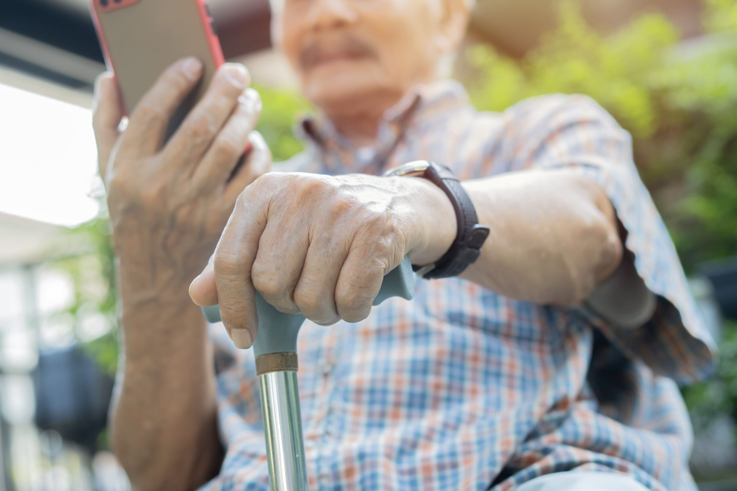 ¿Cómo garantizar la seguridad para ancianos que viven solos?