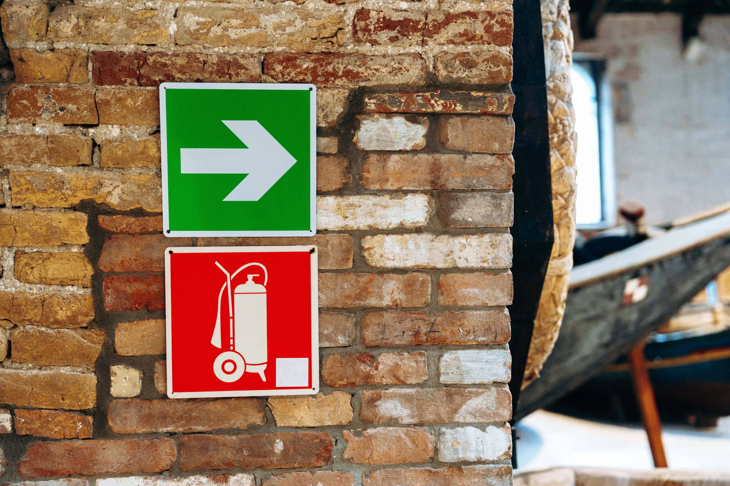 Señalización de seguridad y salud en el trabajo: qué exige la ley